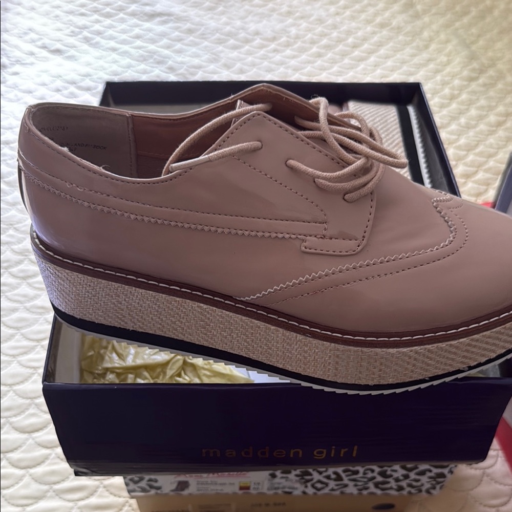 Steve Madden Tan Flats with Wingtip Detailing